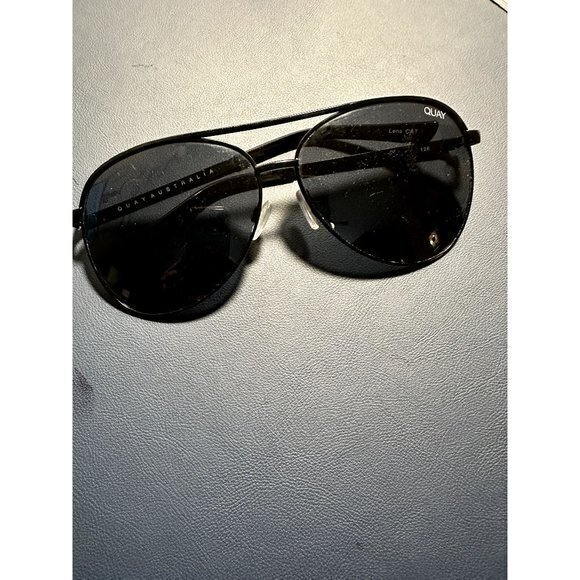 QUAY AUSTRALIA LADIES VIVIENNE 126 SUNGLASSES - -WORN ,‎ MINOR SCRATCHING - Picture 1 of 6